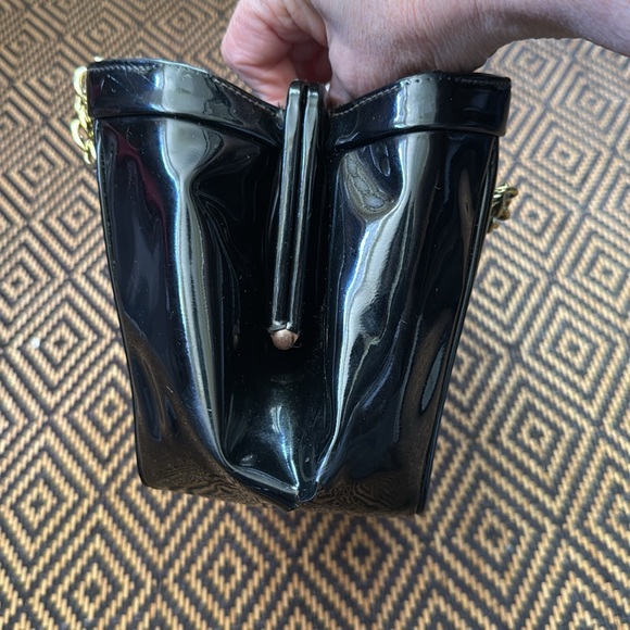 Vintage MEYERS Black Patent Leather Handbag with gold chain handles & clasp - Picture 6 of 11